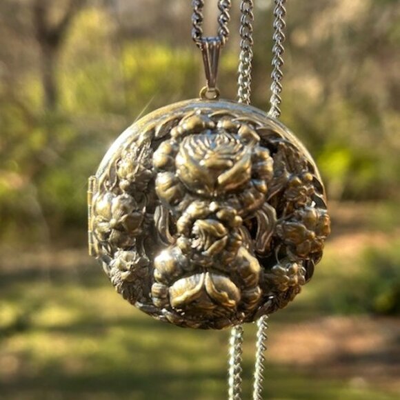 REPOUSSE Victorian Gold Tone Large Round Large Locket NECKLACE - Picture 2 of 10